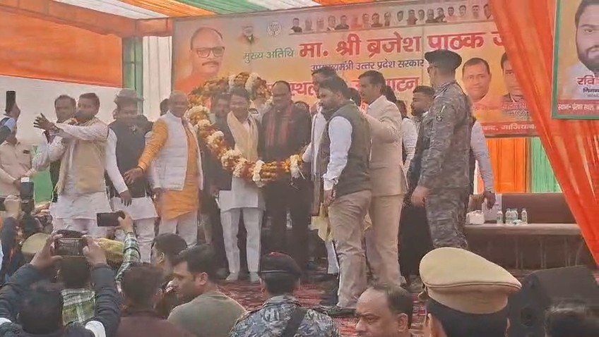 गाजियाबाद के शालीमार गार्डन में प्रेरणा स्थल का उद्घाटन करते उपमुख्यमंत्री बृजेश पाठक।