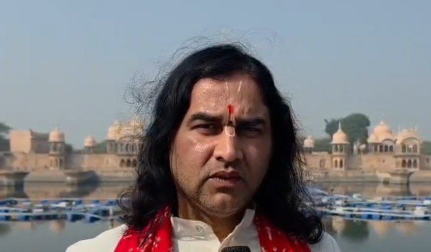 गोवर्धन में ब्रज यात्रा के दौरान प्रसिद्ध कथावाचक देवकीनंदन ठाकुर महाराज बांग्लादेश में हिंदुओं पर हो रहे अत्याचारों पर बयान देते हुए।