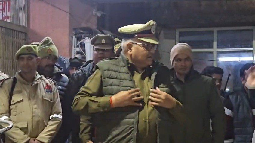 एटा में प्रेमी युगल की हत्या के बाद गांव में पुलिस जांच करती हुई, ऑनर किलिंग का शक।