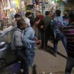 एटा में नशे में धुत कार चालक ने मारी टक्कर, गुस्साए लोगों ने चालक को पीटा, पुलिस ने लिया हिरासत में।