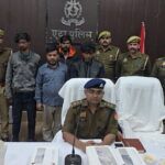 एटा में पकड़े गए चार शातिर चोरों और उनके पास से बरामद सोने-चांदी के जेवरात, नगदी तथा अवैध हथियारों की तस्वीर