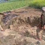 एटा के जमों गांव में मिट्टी का टीला गिरने से हुए हादसे के बाद बचाव कार्य करते स्थानीय लोग और पुलिस।