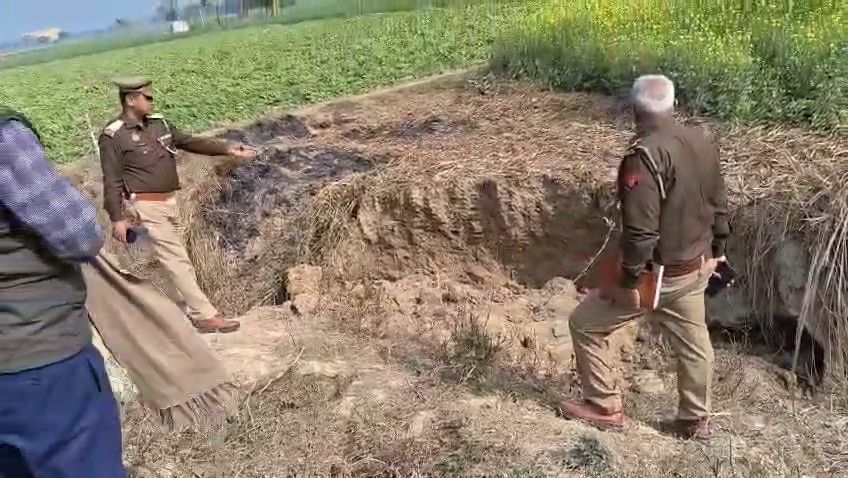 एटा के जमों गांव में मिट्टी का टीला गिरने से हुए हादसे के बाद बचाव कार्य करते स्थानीय लोग और पुलिस।