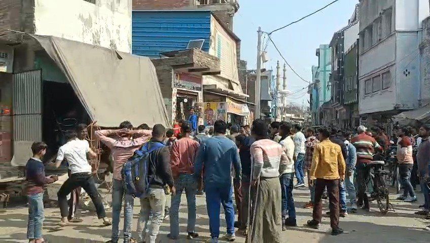 एटा के मारहरा में पार्किंग विवाद के दौरान दो गुटों के बीच हुई मारपीट का वायरल वीडियो, यूपी क्राइम न्यूज़।