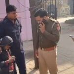 एटा में मां का पोस्टमॉर्टम कराते 8 साल का मासूम बच्चा, अनाथ शनि को रिश्तेदारों से जान का खतरा