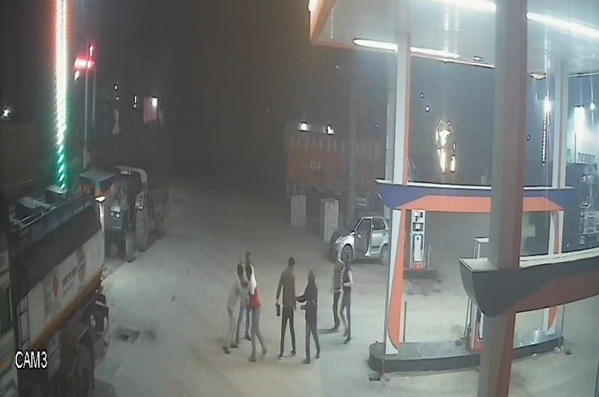एटा में पेट्रोल पंप पर डीजल के पैसे मांगने पर सेल्समैन को पीटते दबंगों का सीसीटीवी फुटेज।