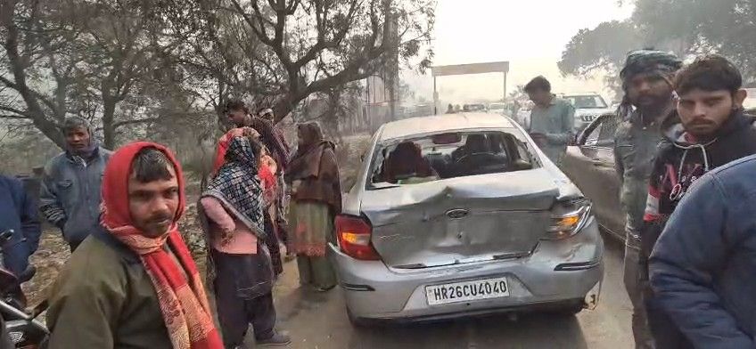 एटा में तेज रफ्तार स्कॉर्पियो की टक्कर से क्षतिग्रस्त हुई फिगो कार का दृश्य।