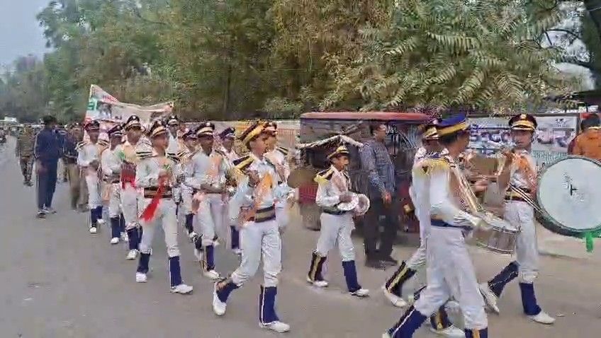 फतेहपुर में राष्ट्रीय सड़क सुरक्षा माह के तहत स्कूल छात्रों की जागरूकता रैली, यातायात नियम