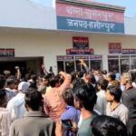 उत्तर प्रदेश के हमीरपुर में लव जिहाद के आरोपी के खिलाफ प्रदर्शन करते हुए हिन्दू संगठन और पीड़ित परिवार।