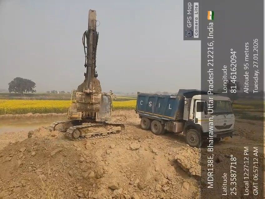 कौशाम्बी जिले में भारी पोकलैंड मशीन का उपयोग करके अवैध मिट्टी खनन करते मजदूर