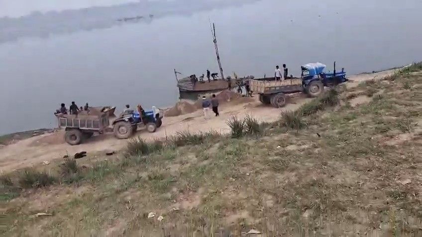 कौशाम्बी में नावों द्वारा अवैध बालू खनन करते हुए माफिया का वायरल वीडियो