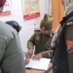 मथुरा गोवर्धन बाईपास पर हुए भीषण सड़क हादसे में पलटा हुआ ओवरलोड यात्री टेम्पो।