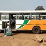 मथुरा में अवैध डग्गेमार बसों के खिलाफ प्रदर्शन करते हुए रोडवेज कर्मचारी संघ के सदस्य और अध्यक्ष श्यामवीर सिंह।