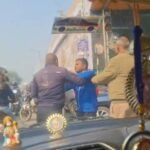 मथुरा-वृंदावन में छटीकरा पुल के पास बीच सड़क पर ट्रैफिक पुलिसकर्मी और टेम्पो चालक के बीच हुई मारपीट का वायरल वीडियो।