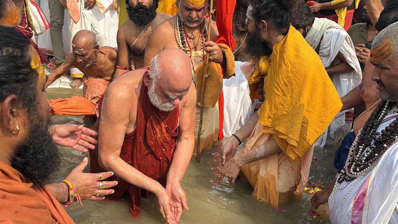 प्रयागराज माघ मेला 2024, बसंत पंचमी स्नान पर संगम तट पर भारी भीड़, श्रद्धालुओं द्वारा पुण्य की डुबकी