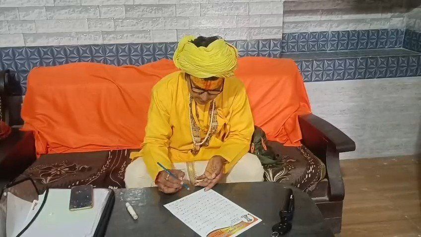 प्रयागराज माघ मेले में शंकराचार्य का अपमान विवाद, संत दिनेश फलाहारी महाराज खून से पत्र लिखते हुए
