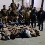 प्रयागराज जंक्शन पर आरपीएफ और जीआरपी द्वारा जब्त किए गए 600 अवैध कछुए और गिरफ्तार किए गए पांच तस्करों की तस्वीर।