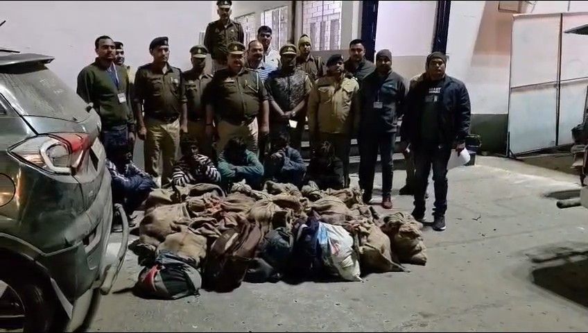 प्रयागराज जंक्शन पर आरपीएफ और जीआरपी द्वारा जब्त किए गए 600 अवैध कछुए और गिरफ्तार किए गए पांच तस्करों की तस्वीर।