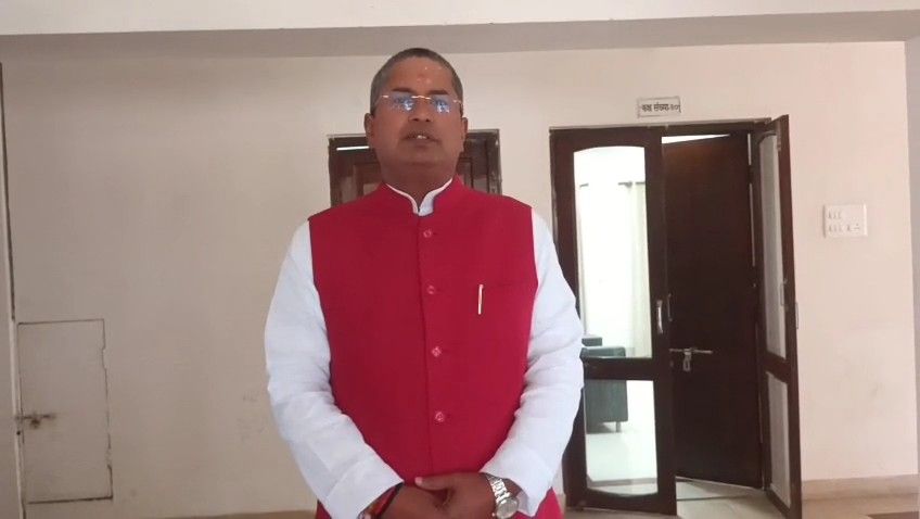 वाराणसी में मीडिया से बात करते हुए बिहार के मधुबन विधानसभा क्षेत्र के बीजेपी विधायक राणा रणधीर।