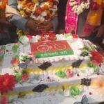 मथुरा में सपा महानगर अध्यक्ष ऋतु गोयल तलवार से केक काटते हुए, होली गेट पर ट्रैफिक जाम