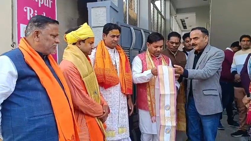 वृंदावन में शंकराचार्य स्वामी अविमुक्तेश्वरानंद सरस्वती के समर्थन में एकजुट हुए संत समाज की बैठक।