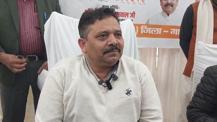 उत्तर प्रदेश के राज्यमंत्री रविंद्र जायसवाल राजनीतिक और राष्ट्रीय मुद्दों पर प्रेस को बयान देते हुए।