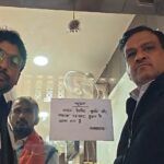 वाराणसी में आभूषण की दुकान के बाहर बुर्का, हेलमेट और मास्क पहनकर आने पर प्रतिबंध संबंधी पोस्टर