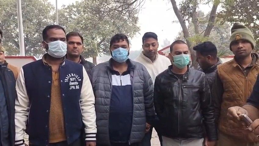 वाराणसी पुलिस द्वारा कोडीन कफ सिरप रैकेट के गिरफ्तार तीन आरोपी (50 हजार के इनामी सहित) और DCP क्राइम टी. सरवनन.