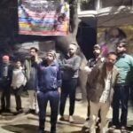 वृंदावन में खाने के बिल पर हुए विवाद के बाद श्रद्धालुओं की गाड़ियों में तोड़फोड़ और घायल लोग।