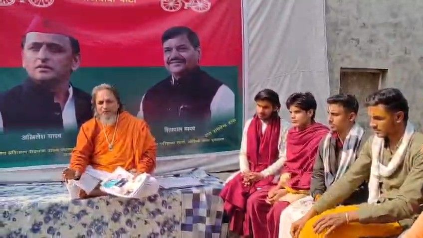 वृंदावन के संत राघवेंद्र आचार्य महाराज समाजवादी पार्टी के राष्ट्रीय अध्यक्ष अखिलेश यादव पर वादे पूरे न करने का आरोप लगा रहे हैं।