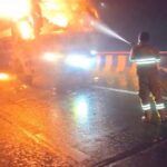 यमुना एक्सप्रेस-वे पर टायर फटने के बाद आग लगने से पूरी तरह जलकर खाक हुई डबल डेकर बस, मथुरा हादसा।