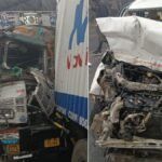 एटा हाईवे पर घने कोहरे के कारण आपस में टकराए 7 क्षतिग्रस्त वाहनों की तस्वीर और पुलिस बचाव कार्य।