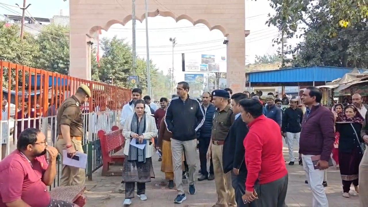 बरसाना लड्डू होली और लठामार होली की तैयारियों का जायजा लेते जिलाधिकारी चंद्र प्रकाश सिंह और एसएसपी श्लोक कुमार