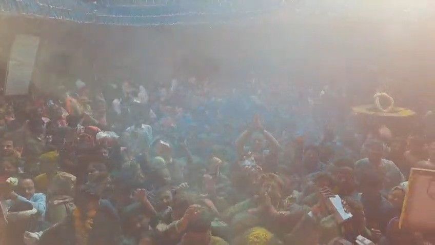 ब्रज के राधाबल्लभ मंदिर में फुलैरा दौज पर ठाकुरजी और भक्तों द्वारा खेली जा रही गुलाल की होली।