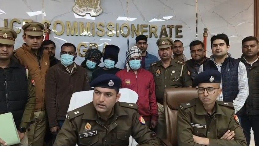 पुलिस ने साइबर ठगी करने वाले गिरोह के 4 सदस्यों को गिरफ्तार किया, उनके पास से डेबिट कार्ड और नकदी बरामद.