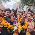 एटा बार एसोसिएशन चुनाव जीतने के बाद अध्यक्ष संतोष वर्मा और महासचिव राजीव शर्मा समर्थकों के साथ जश्न मनाते हुए