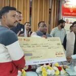 फतेहपुर में मुख्यमंत्री युवा उद्यमी क्रेडिट कैम्प में ऋण चेक प्राप्त करते लाभार्थी और अधिकारी