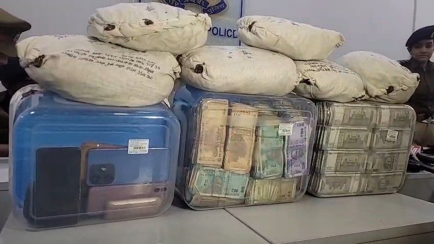 गाजियाबाद पुलिस द्वारा 'ऑपरेशन प्रहार' के तहत जब्त किया गया 47 क्विंटल गांजा और 59 लाख रुपये से अधिक नकदी।