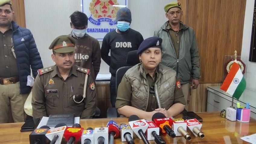 गाजियाबाद पुलिस द्वारा गिरफ्तार किए गए दो हत्या आरोपी, जिन्होंने सुलभ शौचालय के सुपरवाइजर की पैसों के विवाद में हत्या कर दी थी।