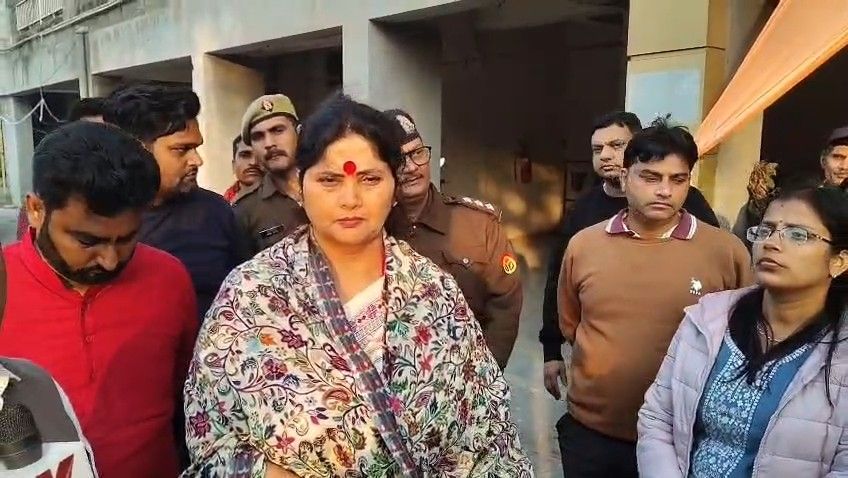 गाजियाबाद ट्रिपल सुसाइड मामले की जांच, महिला आयोग अध्यक्ष डॉ. बबीता सिंह चौहान ने बच्चों पर पढ़ाई के दबाव को बताया मुख्य कारण।