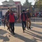 गाजीपुर पुलिस ने 50 हजार के इनामी हत्यारोपी विशाल यादव और उसके दो साथियों को किया गिरफ्तार, बरामद हथियार।