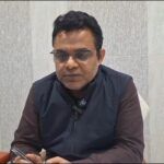 गाजीपुर में राष्ट्रीय राजमार्ग पर सुरक्षा मानकों की कमी के कारण हुए हादसे का दृश्य, जहां एक बाइक सवार निर्माणाधीन गड्ढे में गिर गया।