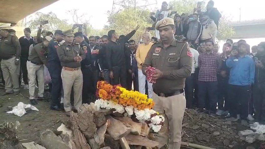 सूरजकुंड मेले के हादसे में शहीद हुए पुलिस इंस्पेक्टर जगदीश चंद्र सारस्वत, जिन्होंने लोगों की जान बचाने के लिए खुद को बलिदान कर दिया।