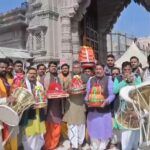 काशी विश्वनाथ और कृष्ण जन्मभूमि मंदिर न्यास के बीच महाशिवरात्रि पर हुए उपहारों के आदान-प्रदान की तस्वीर, सांस्कृतिक एकता का प्रतीक।