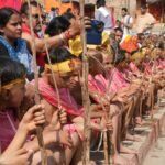 काशी में श्रीशंकराचार्य घाट पर आयोजित जगद्गुरुकुलम् के विद्यार्थियों के उपनयन संस्कार की तस्वीर, जिसमें बटुक यज्ञोपवीत धारण कर रहे हैं।
