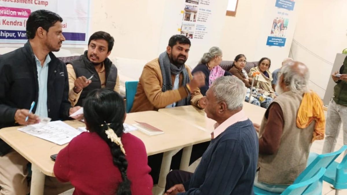 सीआरसी वाराणसी द्वारा आयोजित शिविर