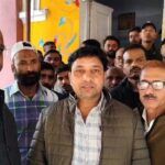 प्रयागराज में चाइनीज मांझा प्रतिबंध के खिलाफ ज्ञापन सौंपते पतंग व्यवसायी।