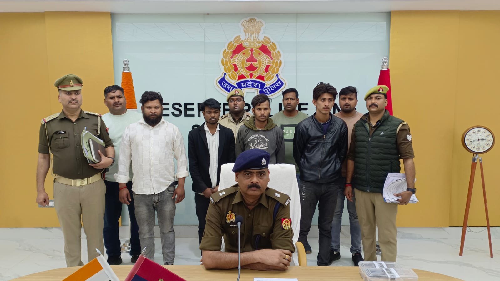 सोनभद्र पुलिस द्वारा साइबर ठगी के आरोप में गिरफ्तार चार अभियुक्त और जब्त किए गए उपकरण