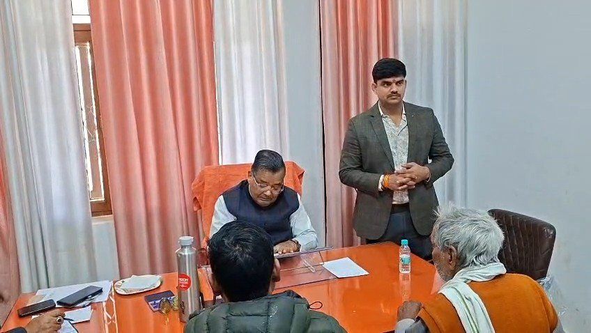 मैनपुरी में पत्रकारों से बात करते पर्यटन एवं सांस्कृतिक मंत्री जयवीर सिंह, विपक्ष और शंकराचार्य पर दिया बयान।