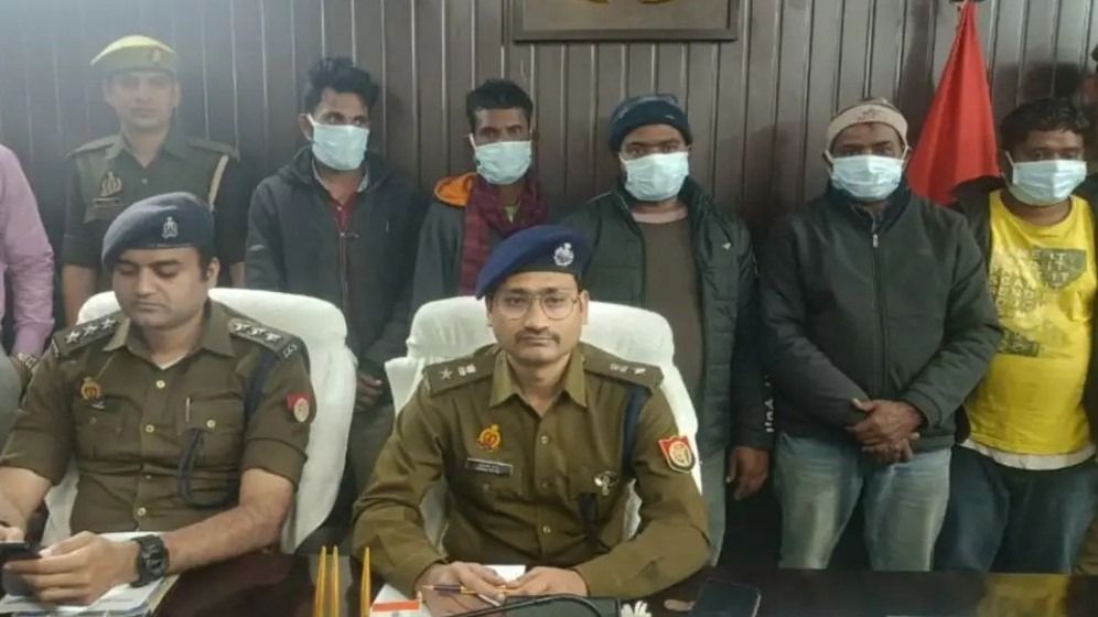 वाराणसी साइबर पुलिस द्वारा गिरफ्तार किए गए ट्रोजन और एसएमएस फॉरवर्डर ठगी गिरोह के सदस्य।